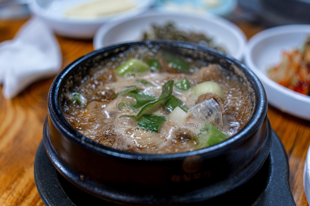 뚝배기에 담겨 팔팔 끓는 뜨거운 한식 탕과 김치·나물 반찬이 함께 차려진 초복 보양식 상차림, 여름 복날 보양식의 영양과 주의점을 다루는 글