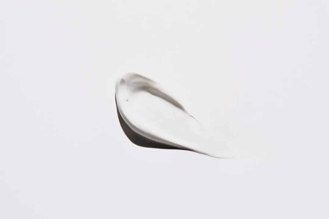 하얀 보습 크림 한 덩이 — 한포진 관리의 핵심인 저자극 보습제로 피부 장벽을 지키는 것을 보여주는 이미지