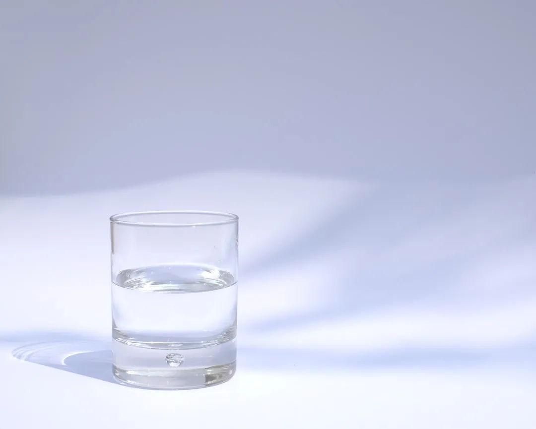 투명한 유리컵에 담긴 물 — 여름 부종을 줄이려면 물을 적게 마시기보다 충분히 마시고 나트륨을 줄이는 것이 중요함을 보여주는 이미지
