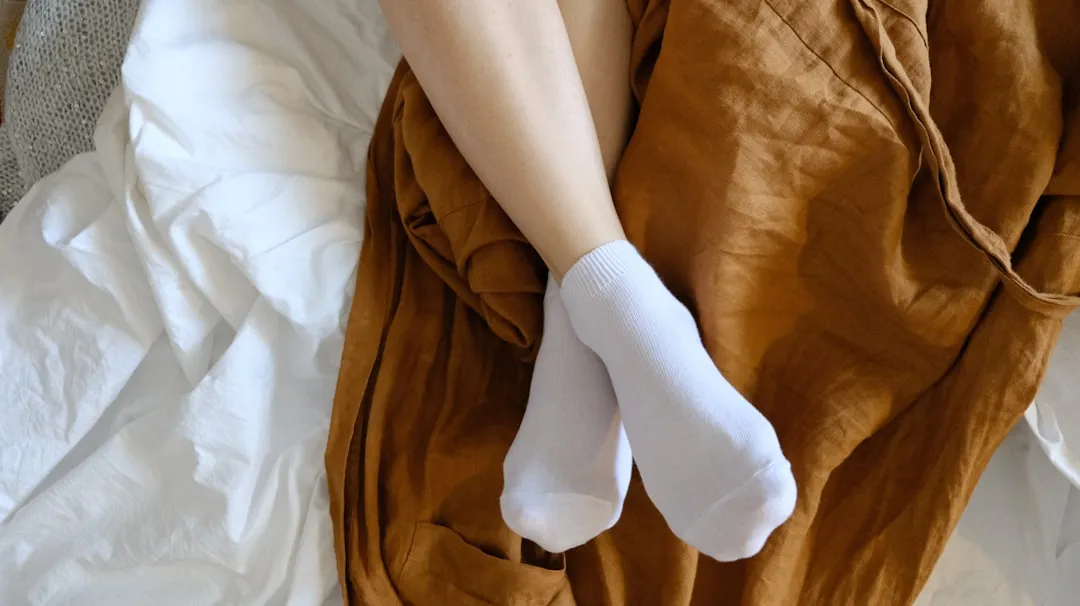 면 양말을 신은 발 모습으로 발 다한증과 발 냄새 관리에 통기성 소재가 중요함을 보여주는 사진